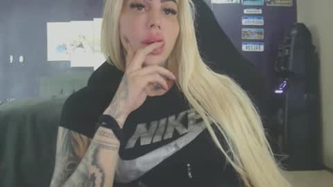 Snapshot of tatuada_safada chatting on 12.23.25 tatuada_safada online show from 12.23.25