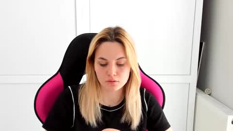 Snapshot of tayla_shy chatting on 05.18.26 Tay online show from 05.18.26