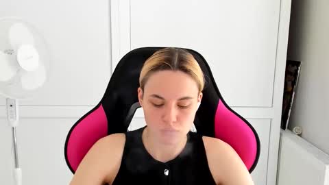 Snapshot of tayla_shy chatting on 05.22.26 Tay online show from 05.22.26