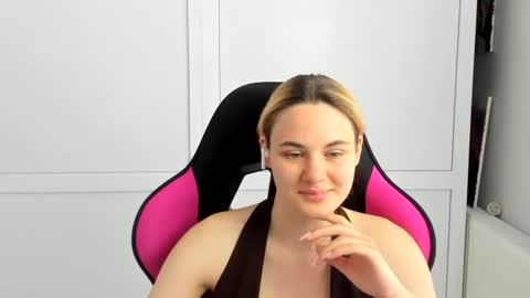 Snapshot of tayla_shy chatting on 06.14.26 Tay online show from 06.14.26