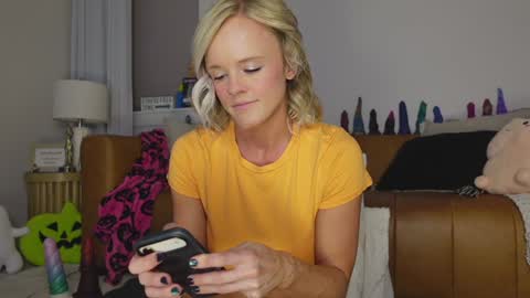 Snapshot of taylor_love_303 chatting on 10.12.25 Taylor -- online show from 10.12.25