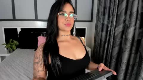 Snapshot of taylor_walton__ chatting on 05.05.26 Vale online show from 05.05.26