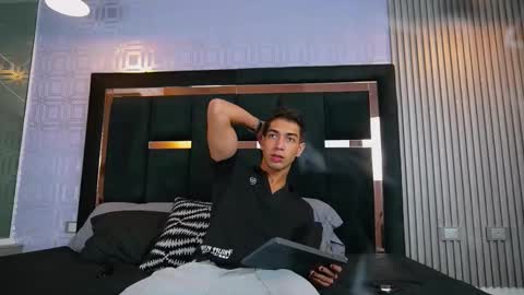 Snapshot of taylorsmiths_ chatting on 11.23.25 taylorsmiths_ online show from 11.23.25