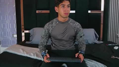 Snapshot of taylorsmiths_ chatting on 11.25.25 taylorsmiths_ online show from 11.25.25