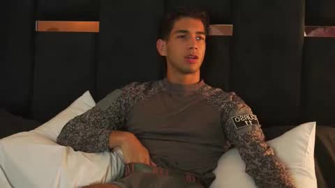 Snapshot of taylorsmiths_ chatting on 12.14.25 taylorsmiths_ online show from 12.14.25