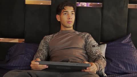 Snapshot of taylorsmiths_ chatting on 12.16.25 taylorsmiths_ online show from 12.16.25