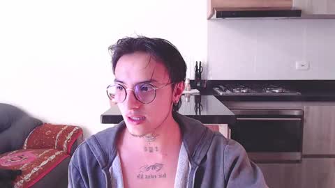 Teo independent model online show from 02.26.25