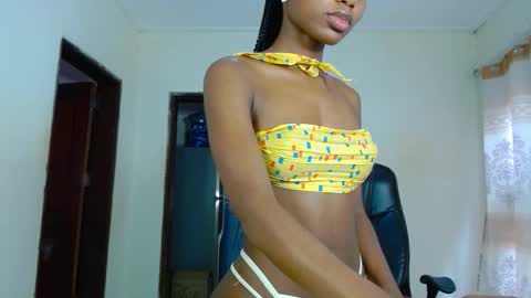 Snapshot of teasequeen01 chatting on 10.02.25 queen online show from 10.02.25