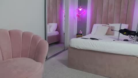 Snapshot of tessaquins chatting on 10.19.25 tessaquins online show from 10.19.25