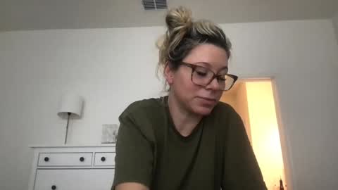 Snapshot of texas_blonde chatting on 11.01.25 Daphne Summers online show from 11.01.25