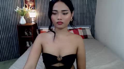 Snapshot of the_hottestlisa chatting on 12.15.25 IG Lisa Avery Monroe online show from 12.15.25