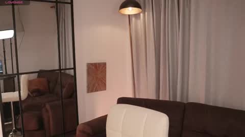 Snapshot of thea_ome chatting on 10.01.25 Thea online show from 10.01.25