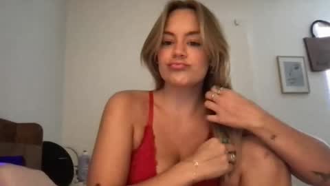 Snapshot of thecamilarhodes chatting on 05.12.26 thecamilarhodes online show from 05.12.26