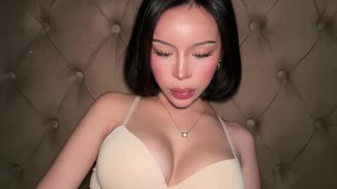 Elle  dont forget to folloW me and thumbs up online show from 03.26.26