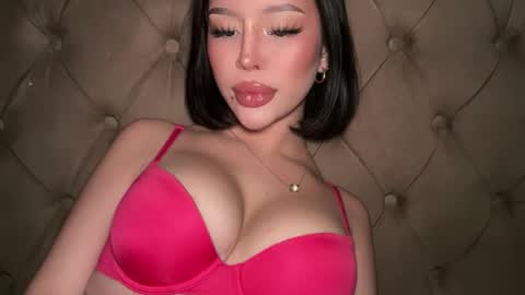 Elle  dont forget to folloW me and thumbs up online show from 03.27.26