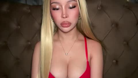 Elle  dont forget to folloW me and thumbs up online show from 04.18.26