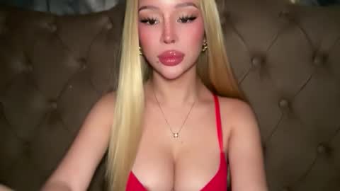 Elle  dont forget to folloW me and thumbs up online show from 04.19.26