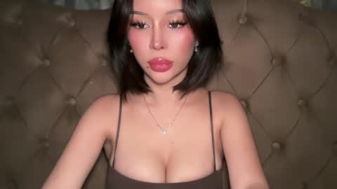Elle  dont forget to folloW me and thumbs up online show from 05.19.26