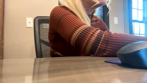 Snapshot of thelittlebambii chatting on 01.08.25 Little Bambii online show from 01.08.25