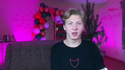 Snapshot of themikesever chatting on 01.04.25 Sever online show from 01.04.25