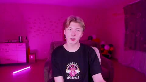 Snapshot of themikesever chatting on 01.12.25 Sever online show from 01.12.25