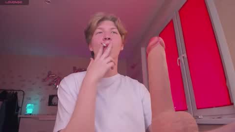 Snapshot of themikesever chatting on 10.05.25 Sever online show from 10.05.25