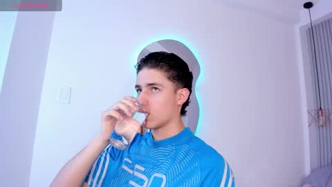 Snapshot of theohawke_ chatting on 01.04.25 THEO- MATEO online show from 01.04.25