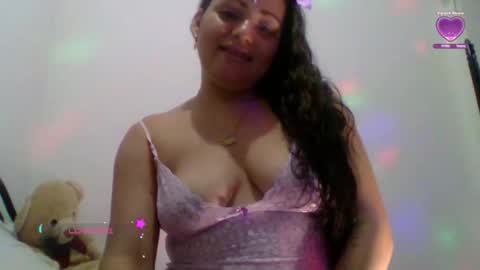 Snapshot of thequeenbella chatting on 09.22.25 bella saritta online show from 09.22.25