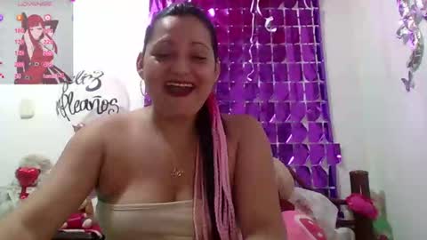 Snapshot of thequeenbella chatting on 10.08.25 bella saritta online show from 10.08.25