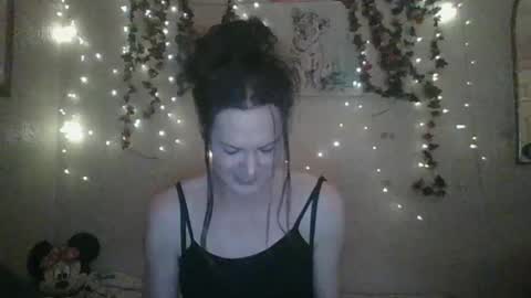 Snapshot of thesillymillie chatting on 12.22.24 sillymillie0 online show from 12.22.24
