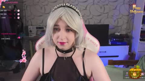 Snapshot of thetrixy chatting on 10.31.25 The Great And Powerful Trixie online show from 10.31.25