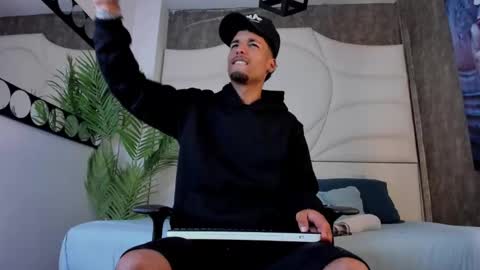 Snapshot of thiagoferreti_ chatting on 10.27.25 ThiagoFerreti online show from 10.27.25