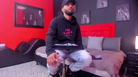 Thia Gomez online show from 10.25.25