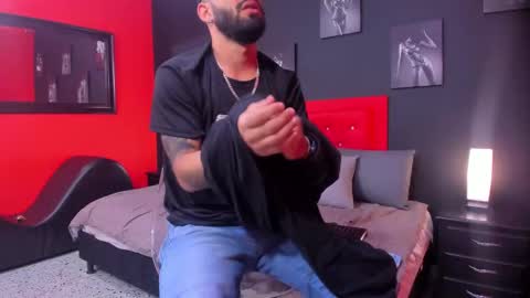 Thia Gomez online show from 10.30.25