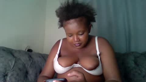 Snapshot of thickianababe chatting on 02.28.25 thickianababe online show from 02.28.25