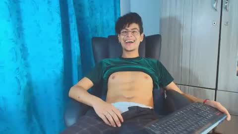 Snapshot of thiiagosaeenz chatting on 07.18.26 Thiago Saenzz online show from 07.18.26
