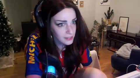 Snapshot of thirstypickle chatting on 01.09.25 Sarra Rhies online show from 01.09.25