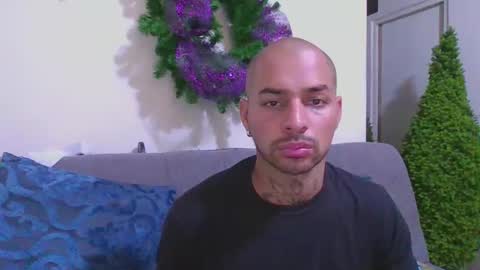 Snapshot of thomassmith2023 chatting on 02.12.25 thomas smith online show from 02.12.25