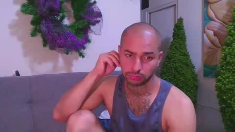 Snapshot of thomassmith2023 chatting on 02.20.25 thomas smith online show from 02.20.25