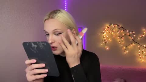 Amira online show from 11.18.25