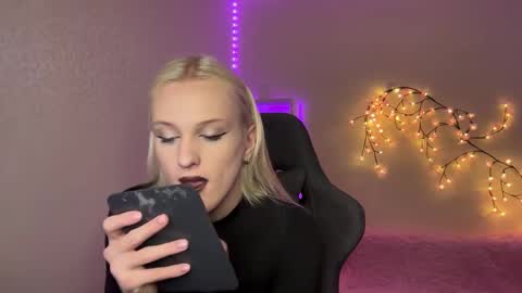 Amira online show from 11.21.25