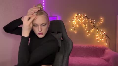 Amira online show from 11.25.25