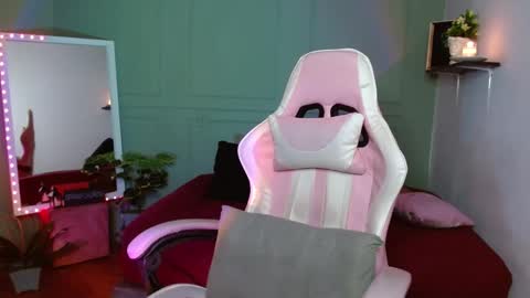 Snapshot of tiffany_laurens chatting on 12.25.24 dont forget ask for custom vids online show from 12.25.24