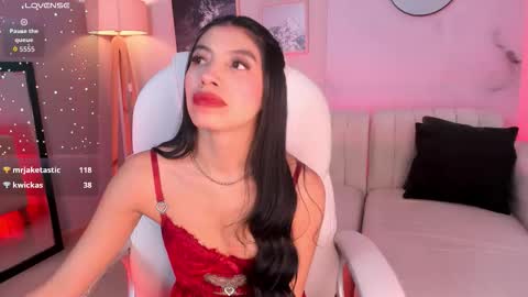 Snapshot of tiffany_low chatting on 02.14.26 tiffany_low online show from 02.14.26