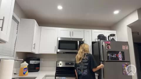 Tiffstreatsxoxo online show from 10.10.25