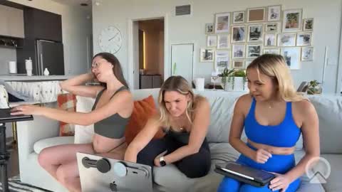 Tiffstreatsxoxo online show from 10.23.25