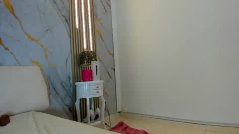 T I F F A N Y online show from 04.10.26