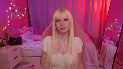 Snapshot of tilda_swintonn chatting on 05.29.26 Lola online show from 05.29.26
