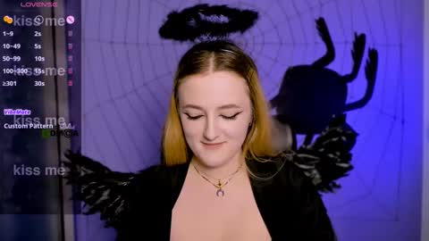 Snapshot of tina_blade_ chatting on 10.20.25 tina_blade_ online show from 10.20.25