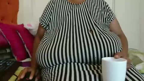 Snapshot of tinagiant chatting on 01.17.25 tinagiant online show from 01.17.25